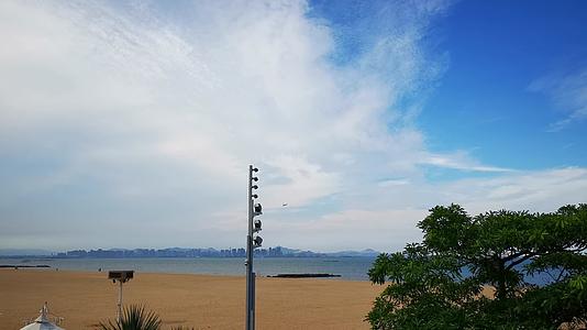 实拍厦门海边沙滩蓝天白云视频的预览图