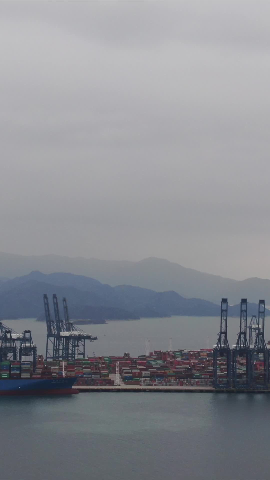 深圳盐田港口竖屏航拍视频的预览图