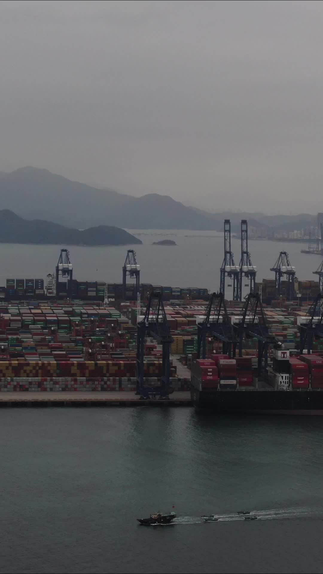 深圳盐田港口竖屏航拍视频的预览图