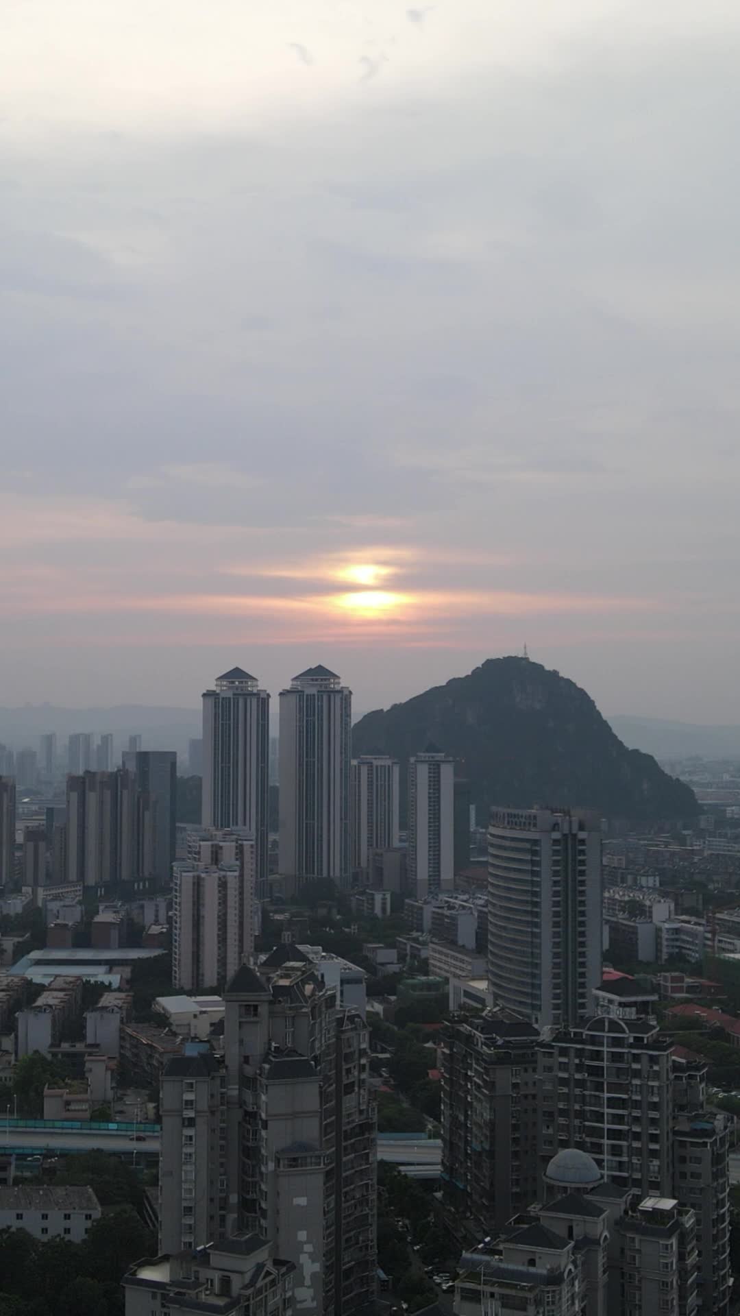 航拍广西柳州城市日落视频的预览图
