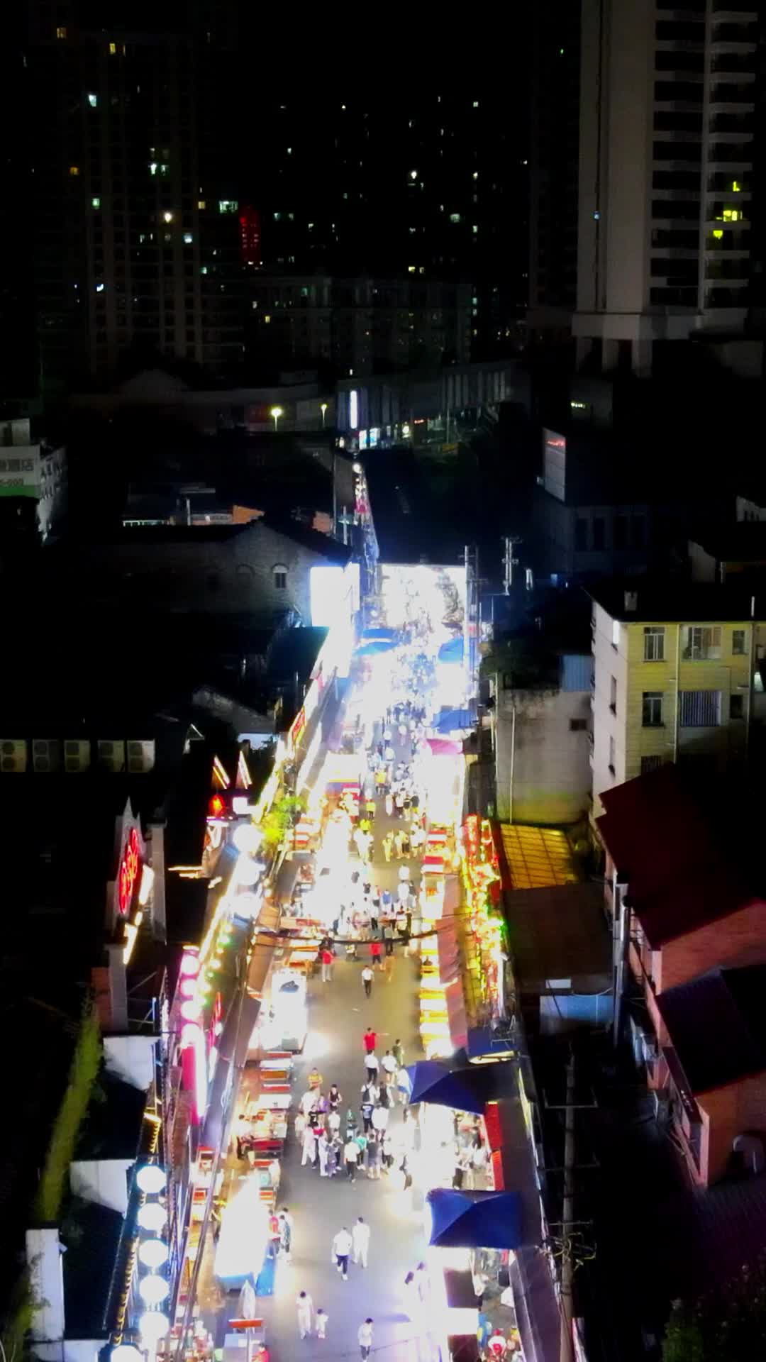 航拍广西南宁中山路美食街夜景视频的预览图
