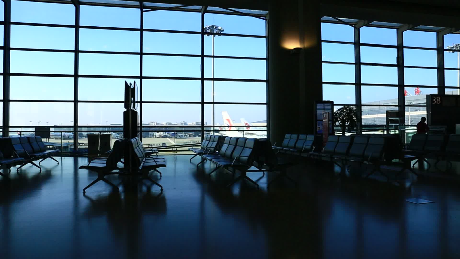 晴天下虹桥机场停机坪运动剪影视频的预览图