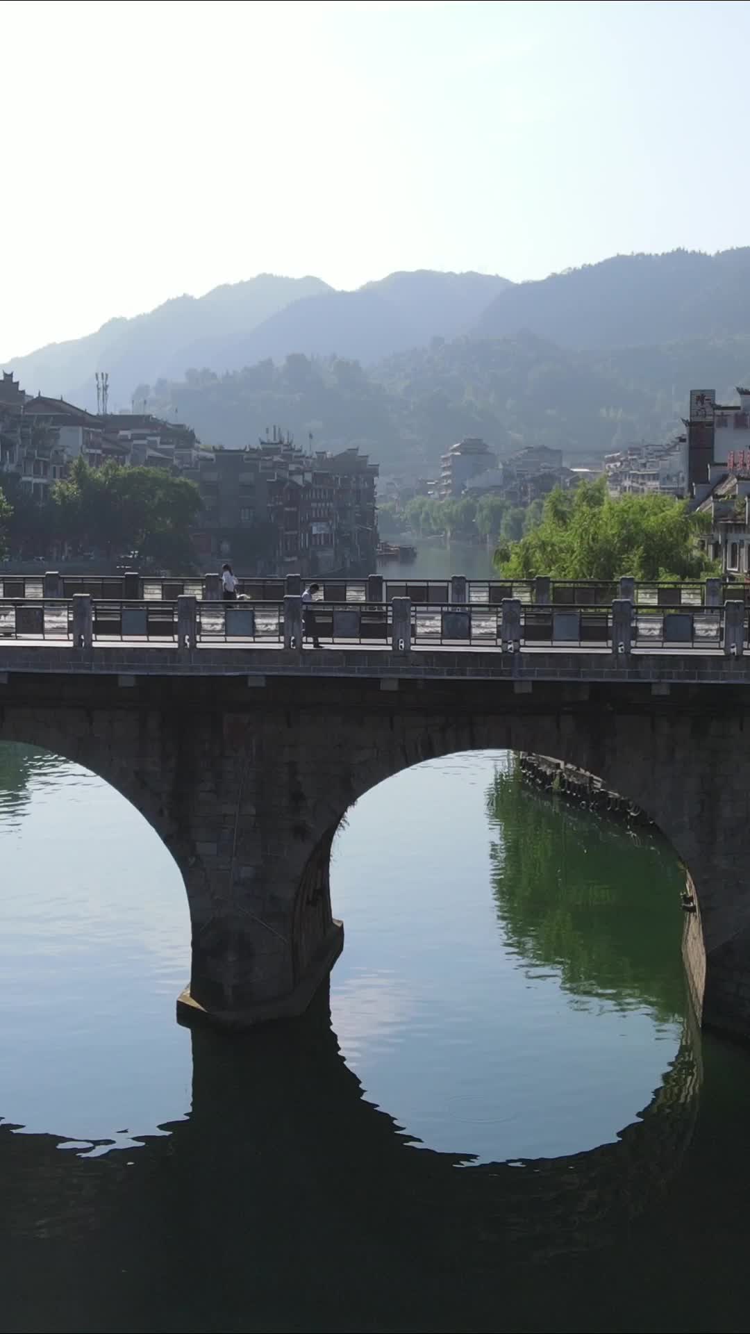 贵州镇远新大桥竖屏航拍视频的预览图