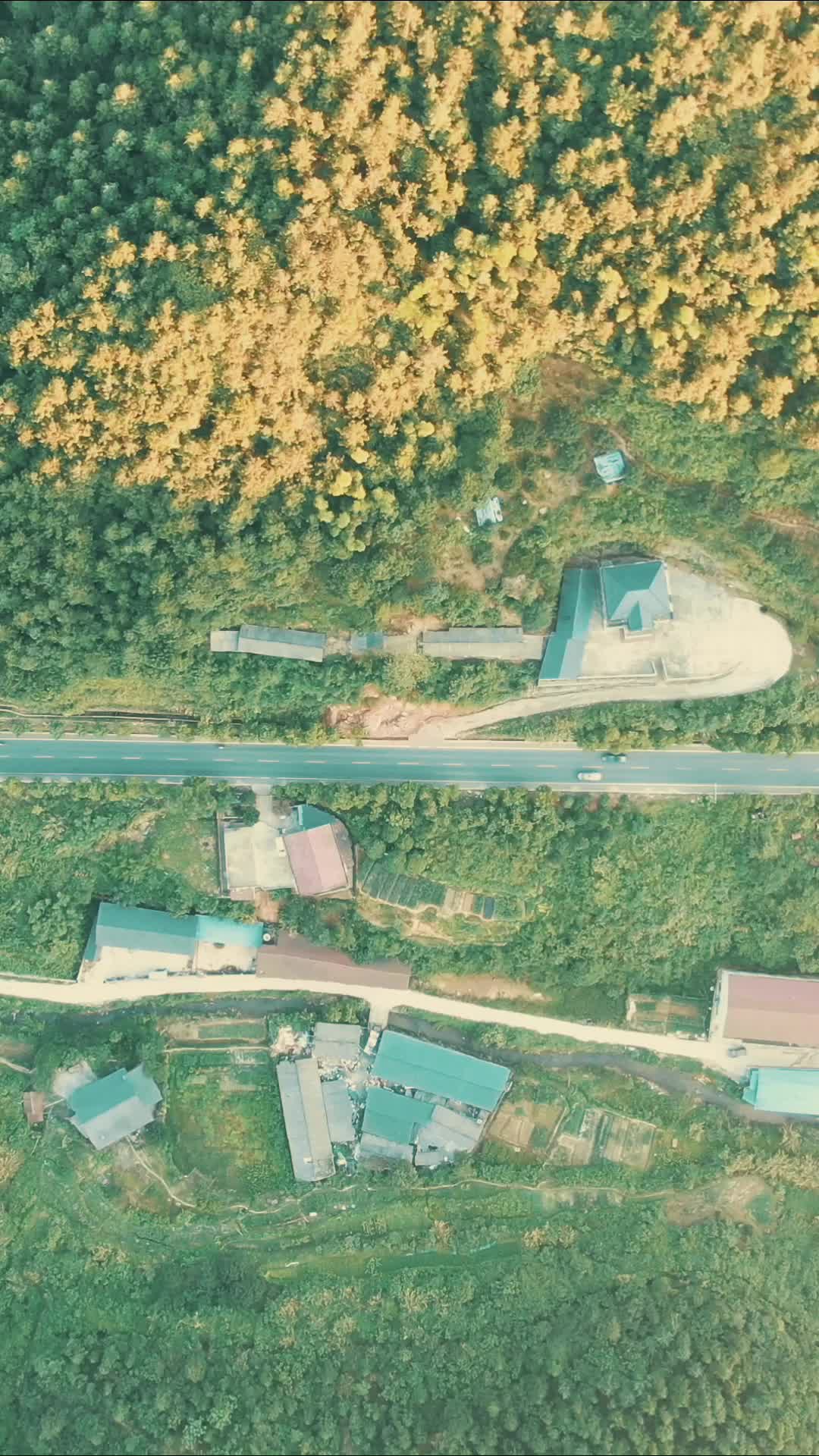 航拍山谷乡村公路竖屏视频的预览图