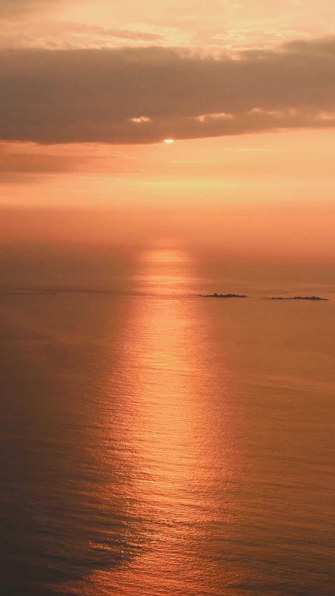 海上日出彩霞竖屏航拍视频的预览图