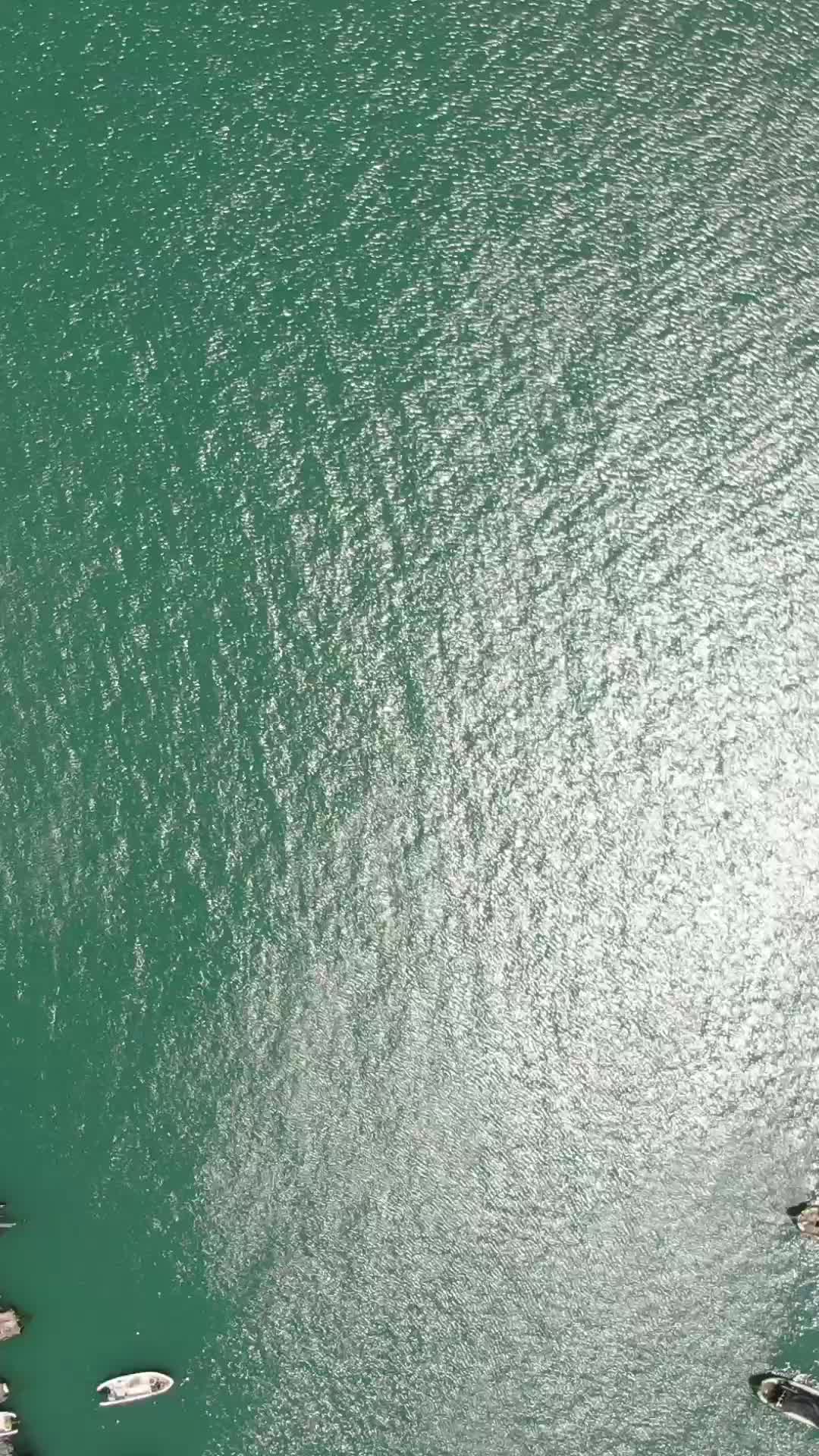 航拍蓝色海洋大海风光竖屏视频的预览图