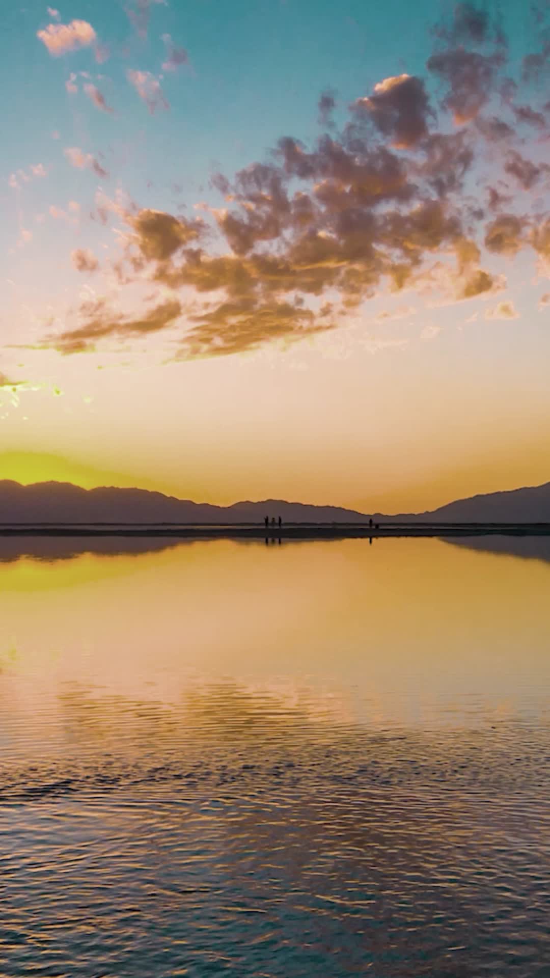 航拍河流湖泊自然风光视频的预览图