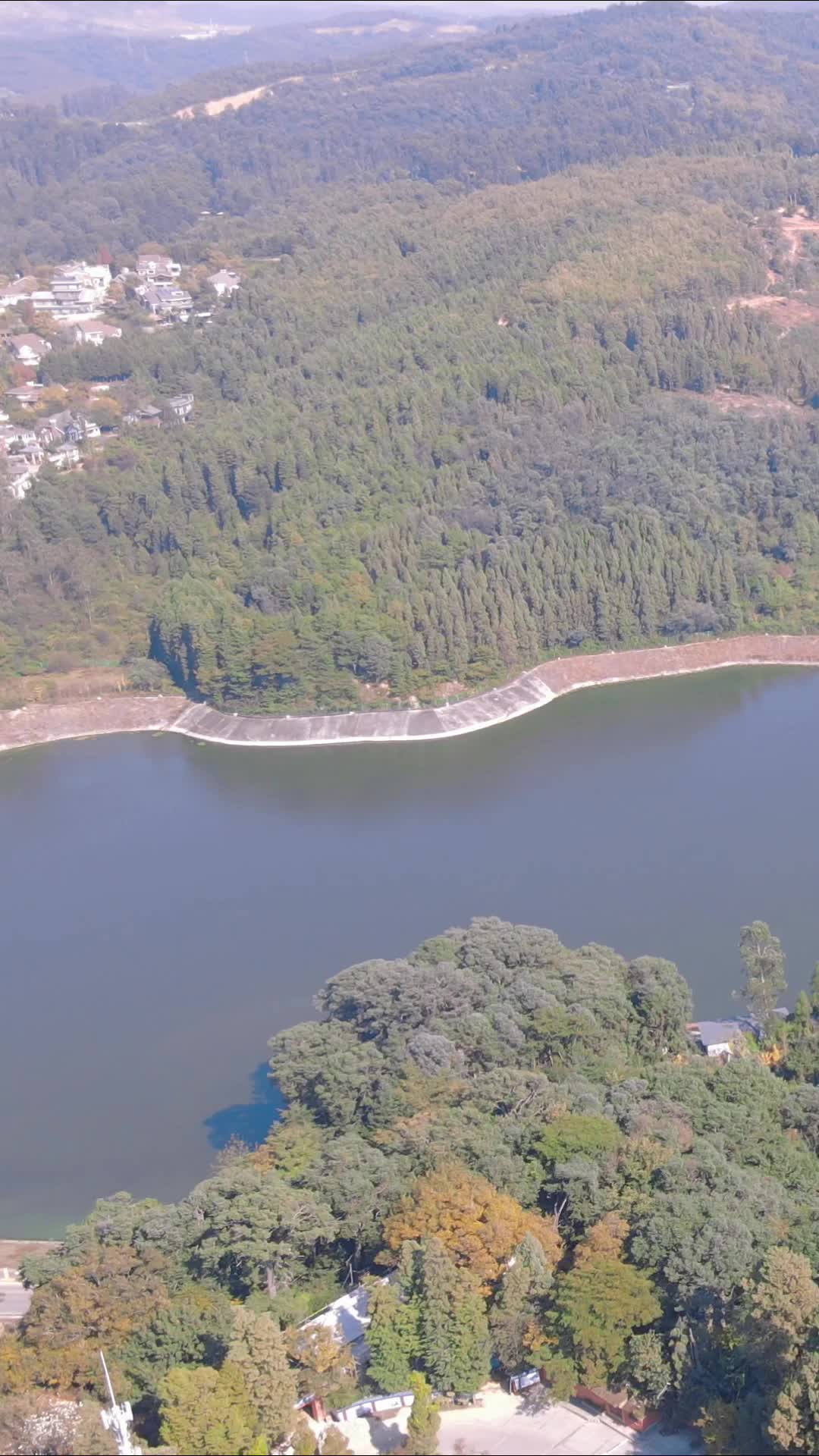 航拍大自然山川河流自然风光竖屏视频的预览图