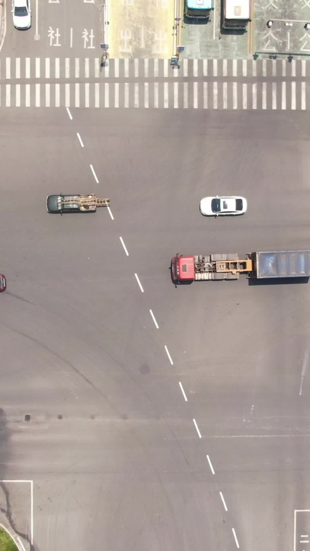 竖拍城市交通车辆行驶视频的预览图