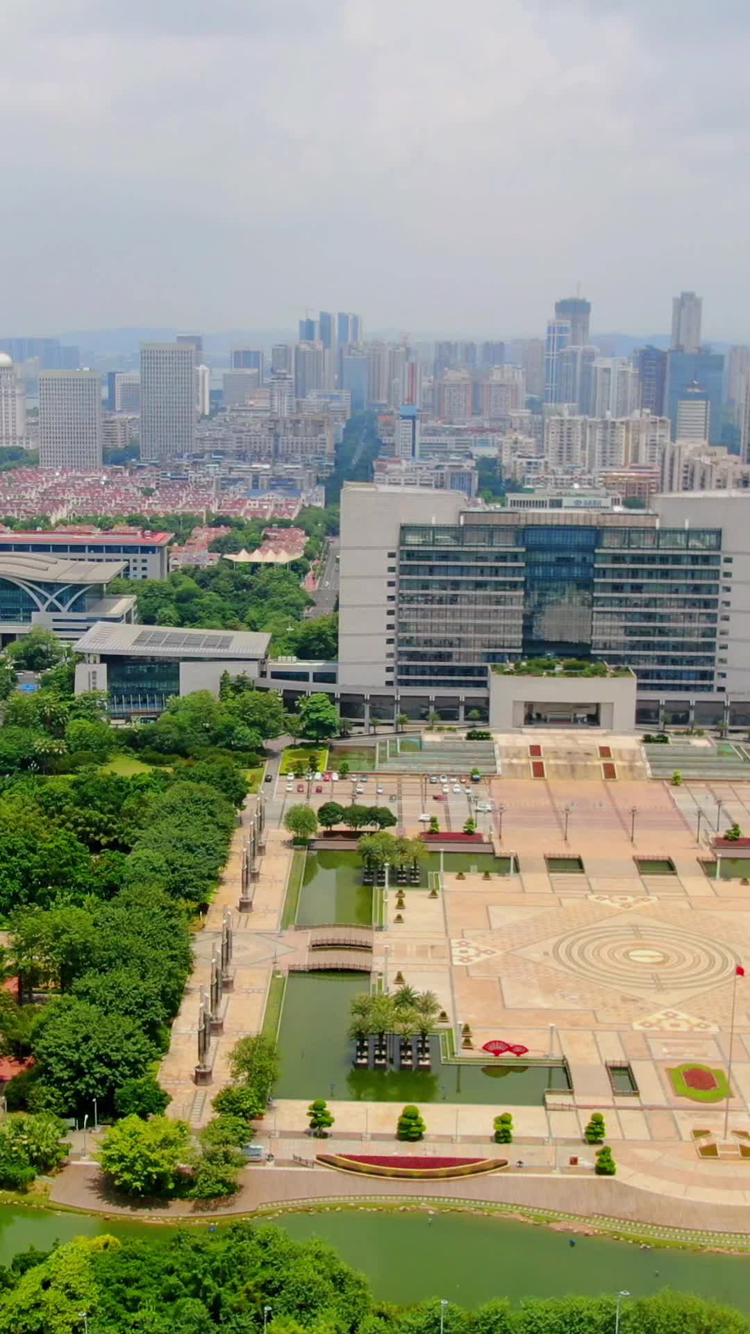 航拍广西柳州市政府市民广场视频的预览图
