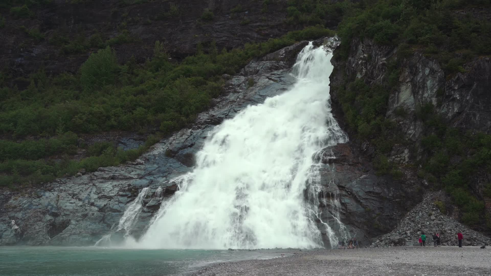 山谷中流下的瀑布视频的预览图