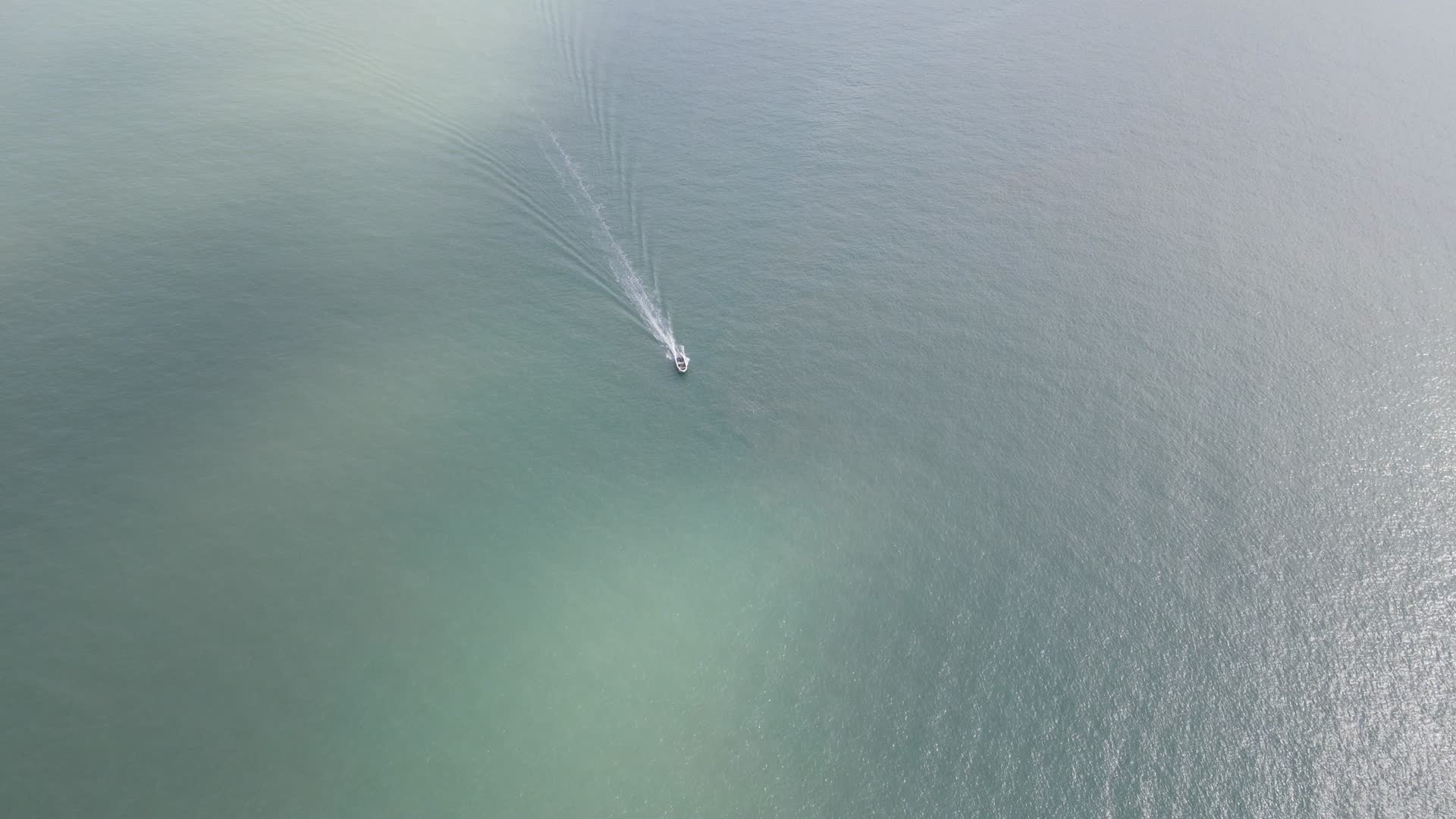 航拍蓝色海洋大海礁石渔船视频的预览图