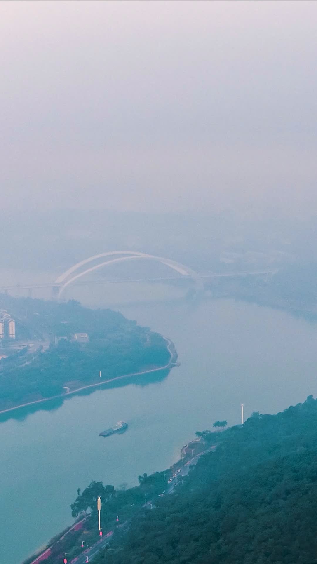 航拍南宁大桥云雾缭绕视频的预览图