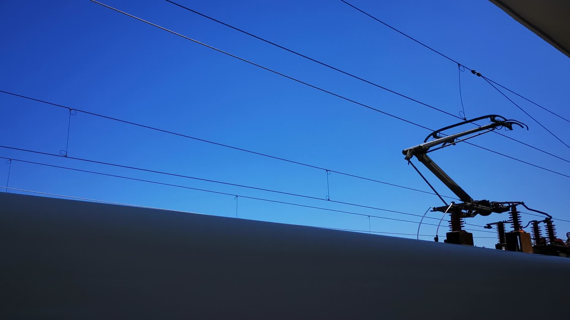 实拍高铁行驶高压电线视频的预览图