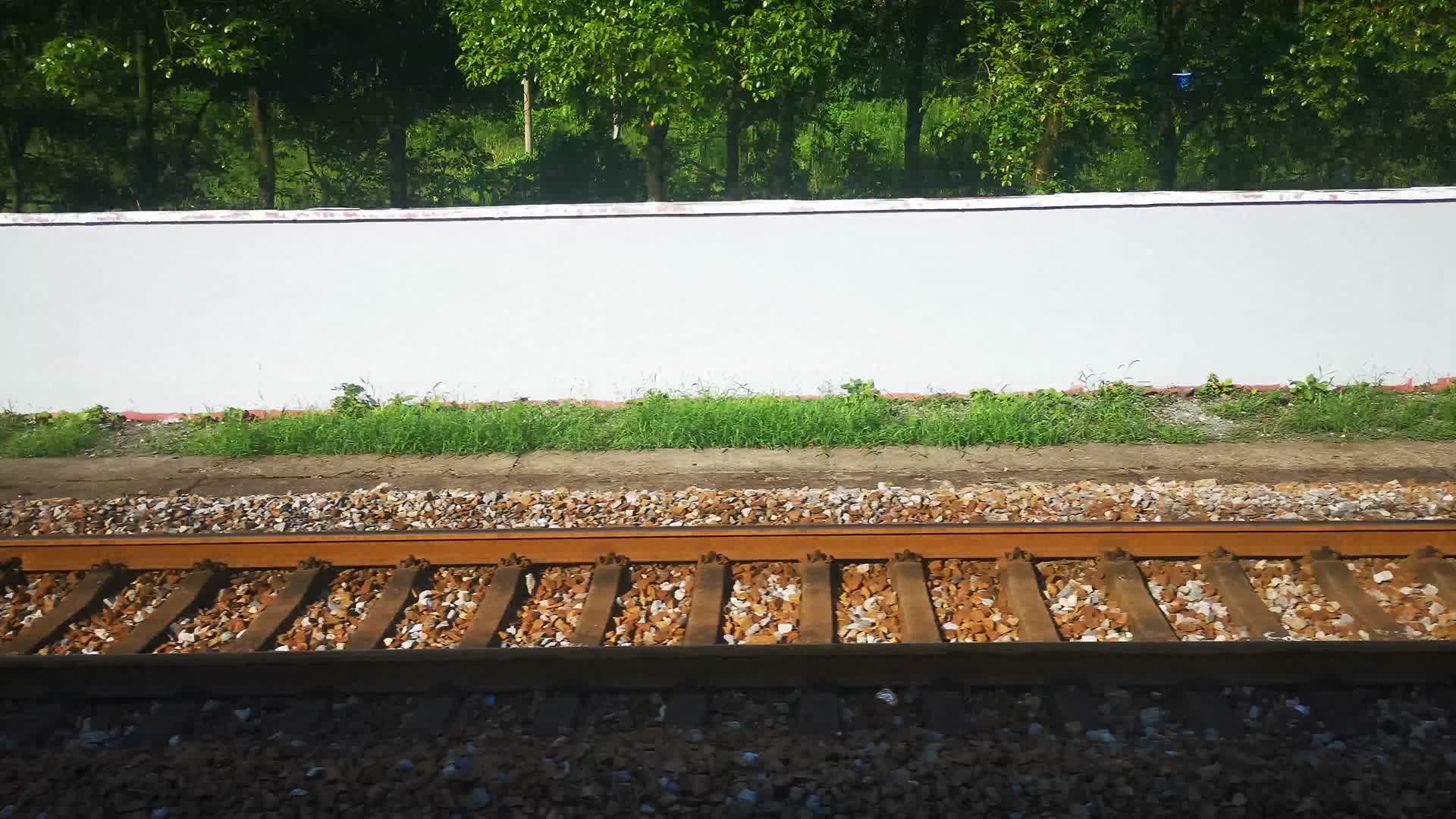 实拍旅途火车窗外风景视频的预览图
