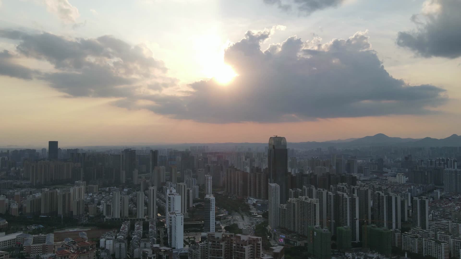 江西赣州城市风光移动延时航拍视频的预览图