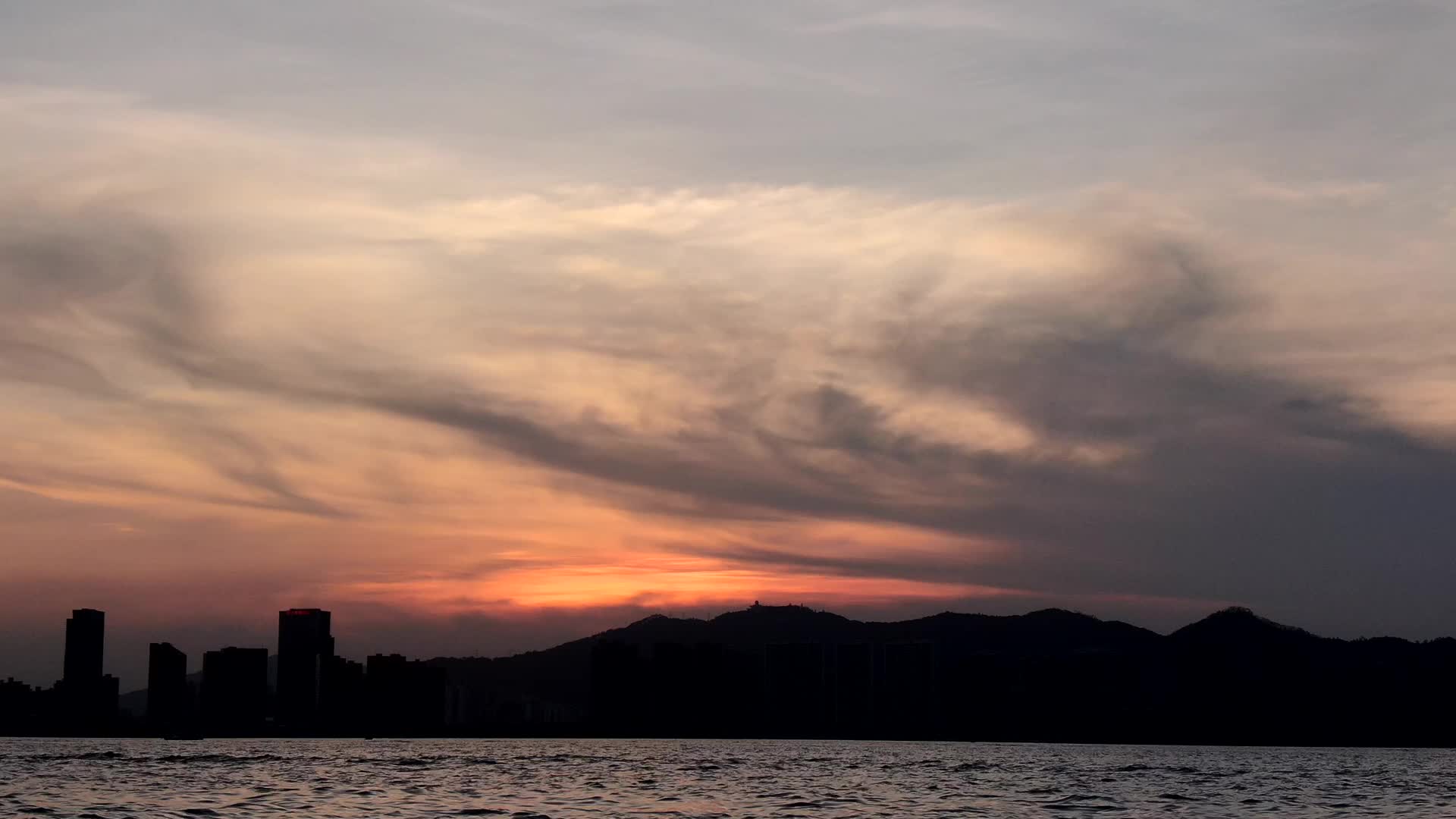 航拍大海日出日落移动延时视频的预览图