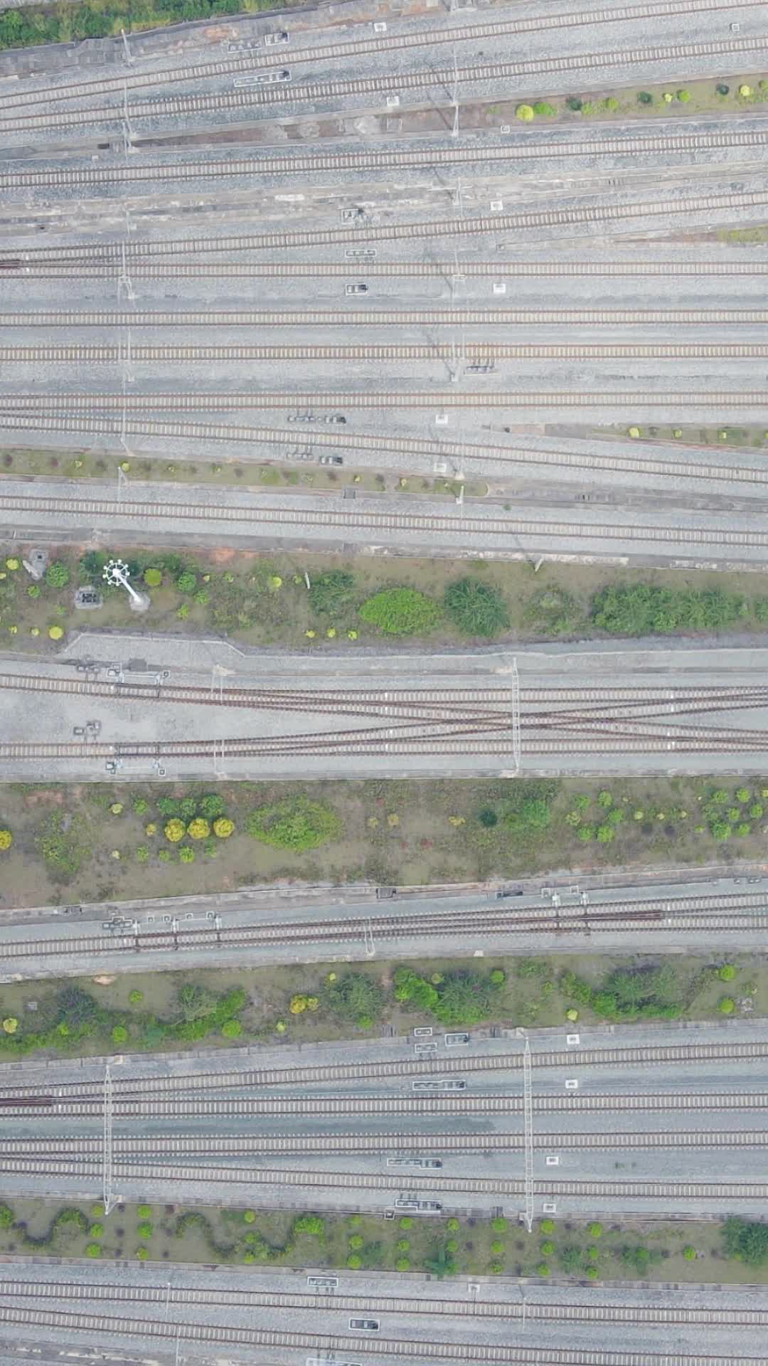 航拍火车轨道铁轨视频的预览图