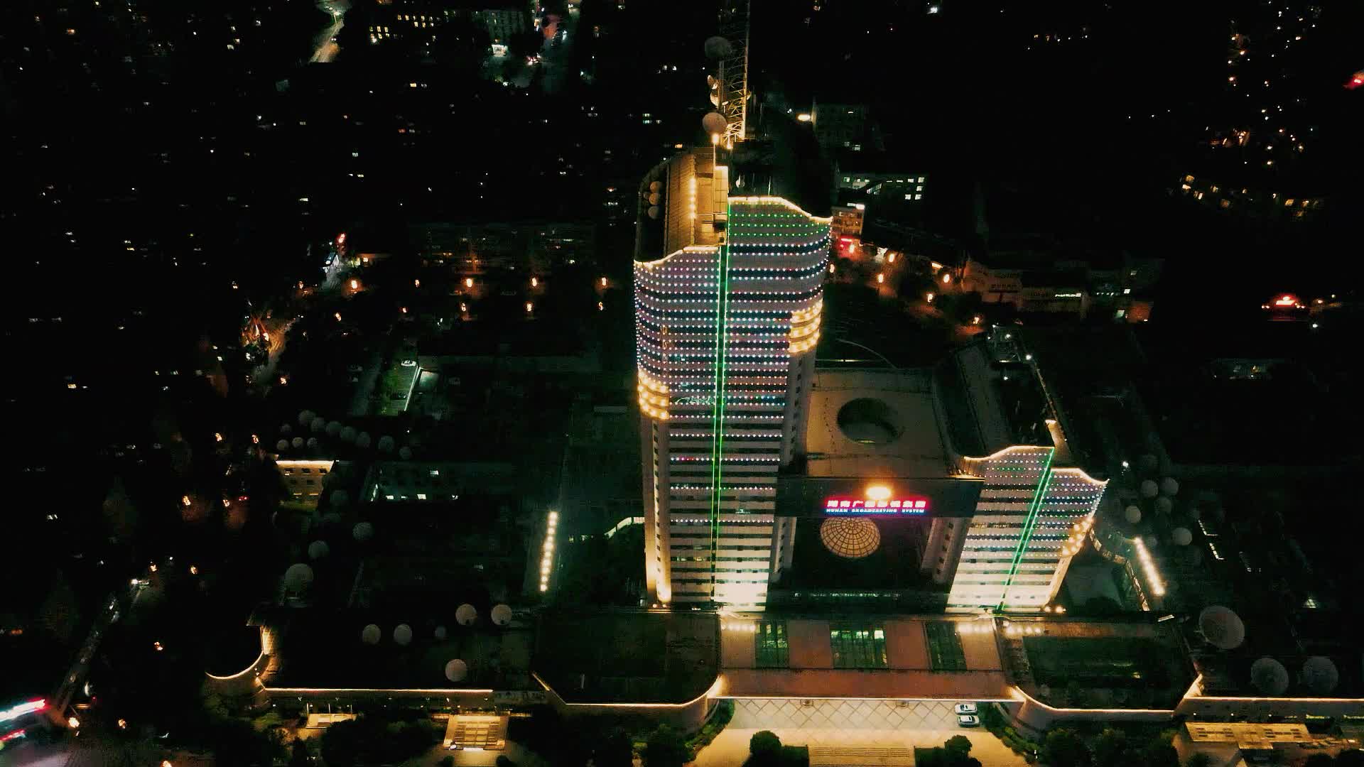 湖南卫视主楼夜景航拍全景视频的预览图