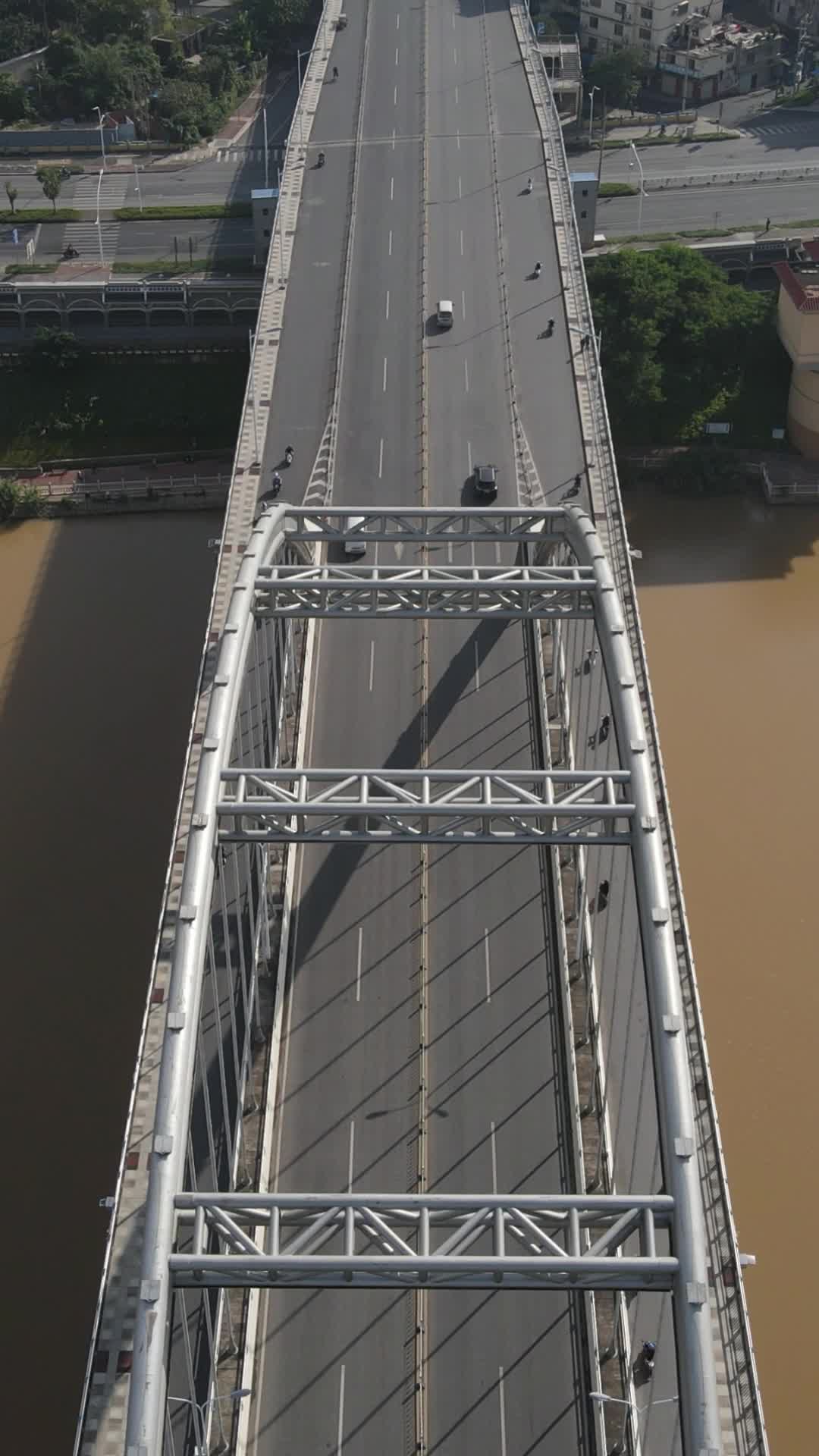 航拍广西南宁凌铁大桥竖屏视频的预览图