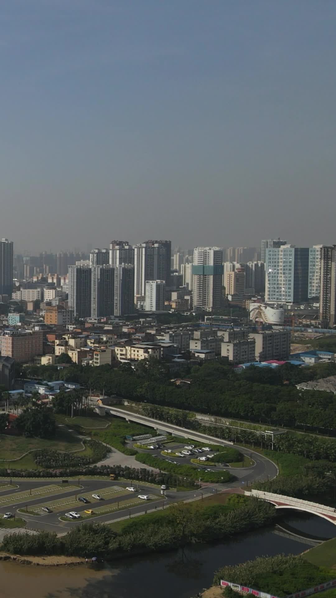 航拍广西南宁城市交通竖屏视频的预览图