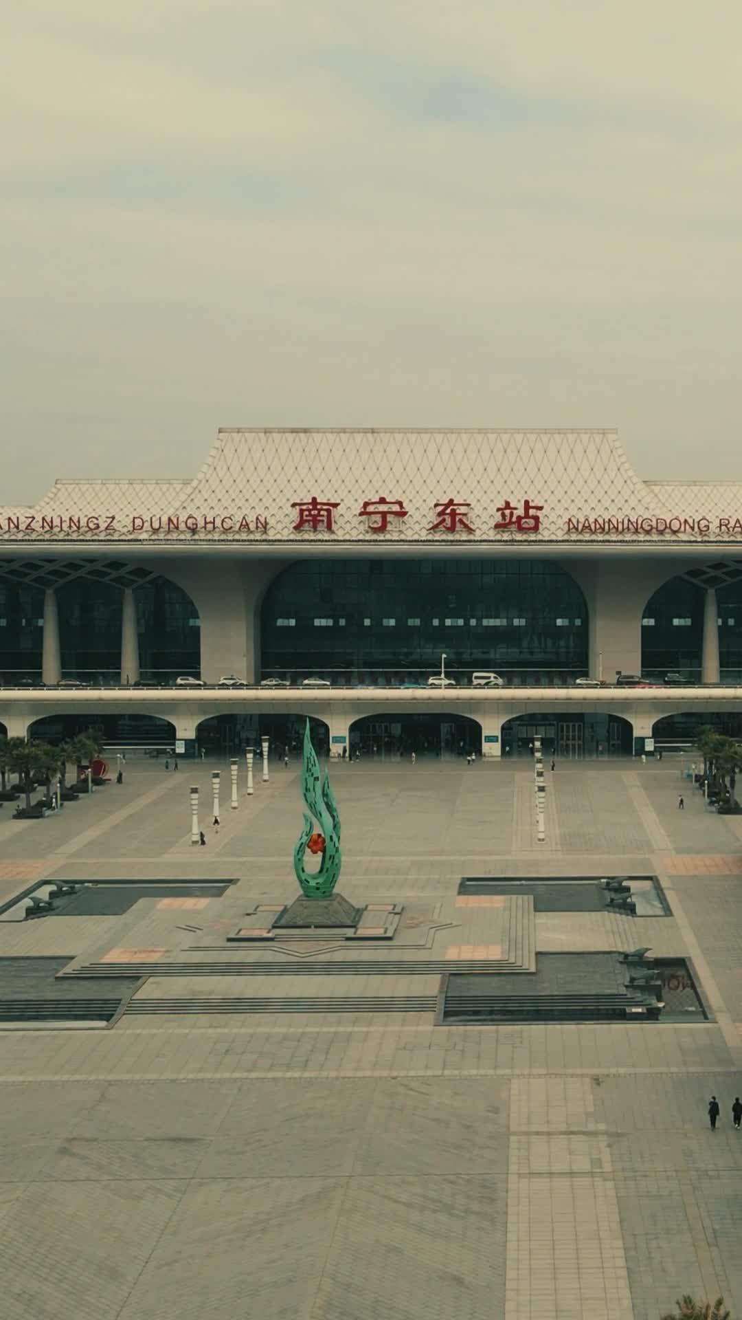 航拍广西南东站火车站视频的预览图