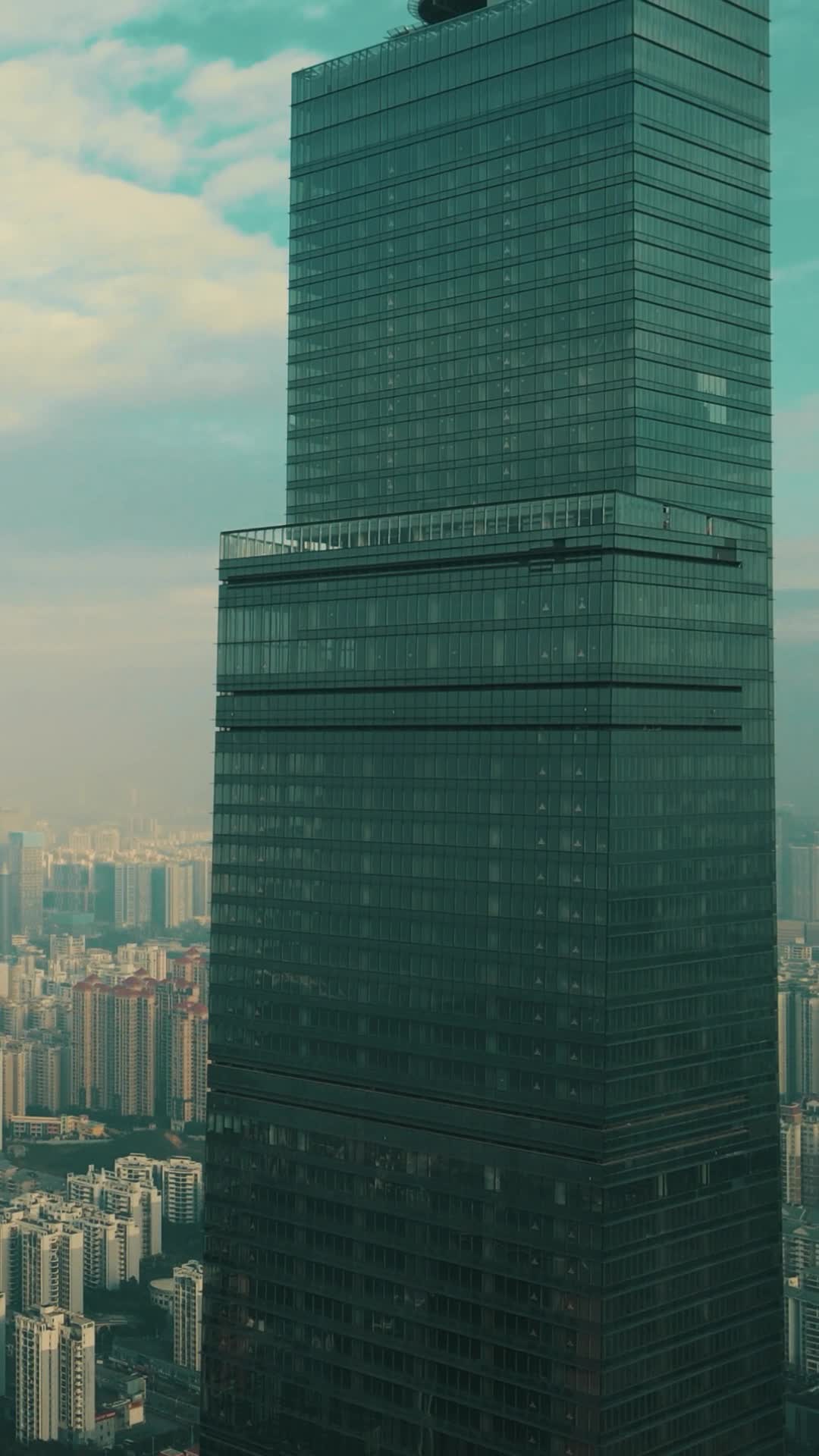 航拍广西南宁城市风光竖屏视频的预览图