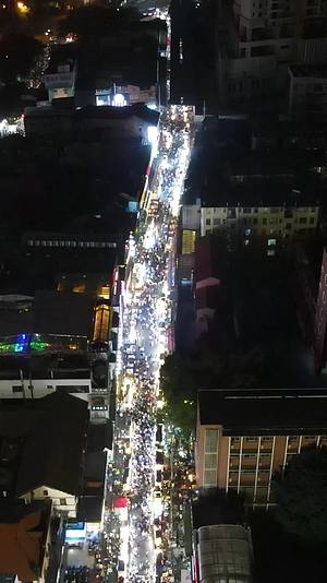 广西南宁中山路步行街夜景人流竖屏航拍视频的预览图