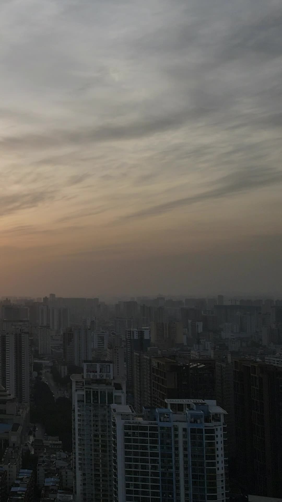 广西南宁城市夕阳晚霞竖屏视频的预览图
