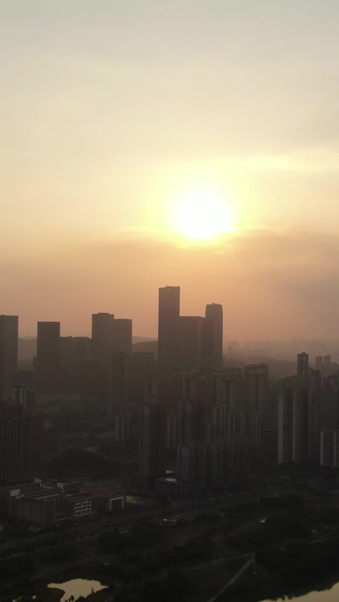 城市夕阳晚霞日落竖屏航拍视频的预览图