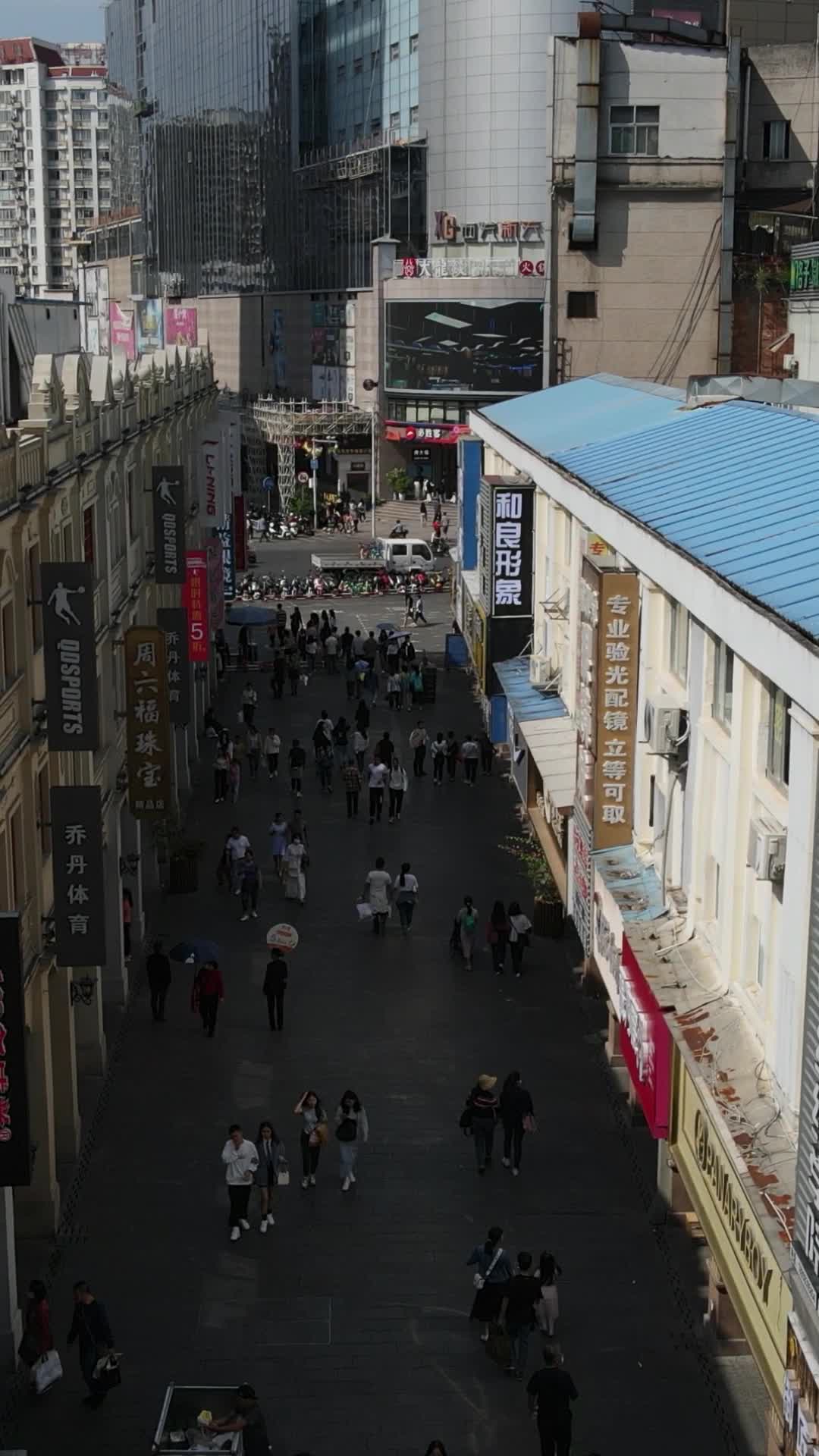 航拍广西南宁新宁路步行街竖屏视频的预览图