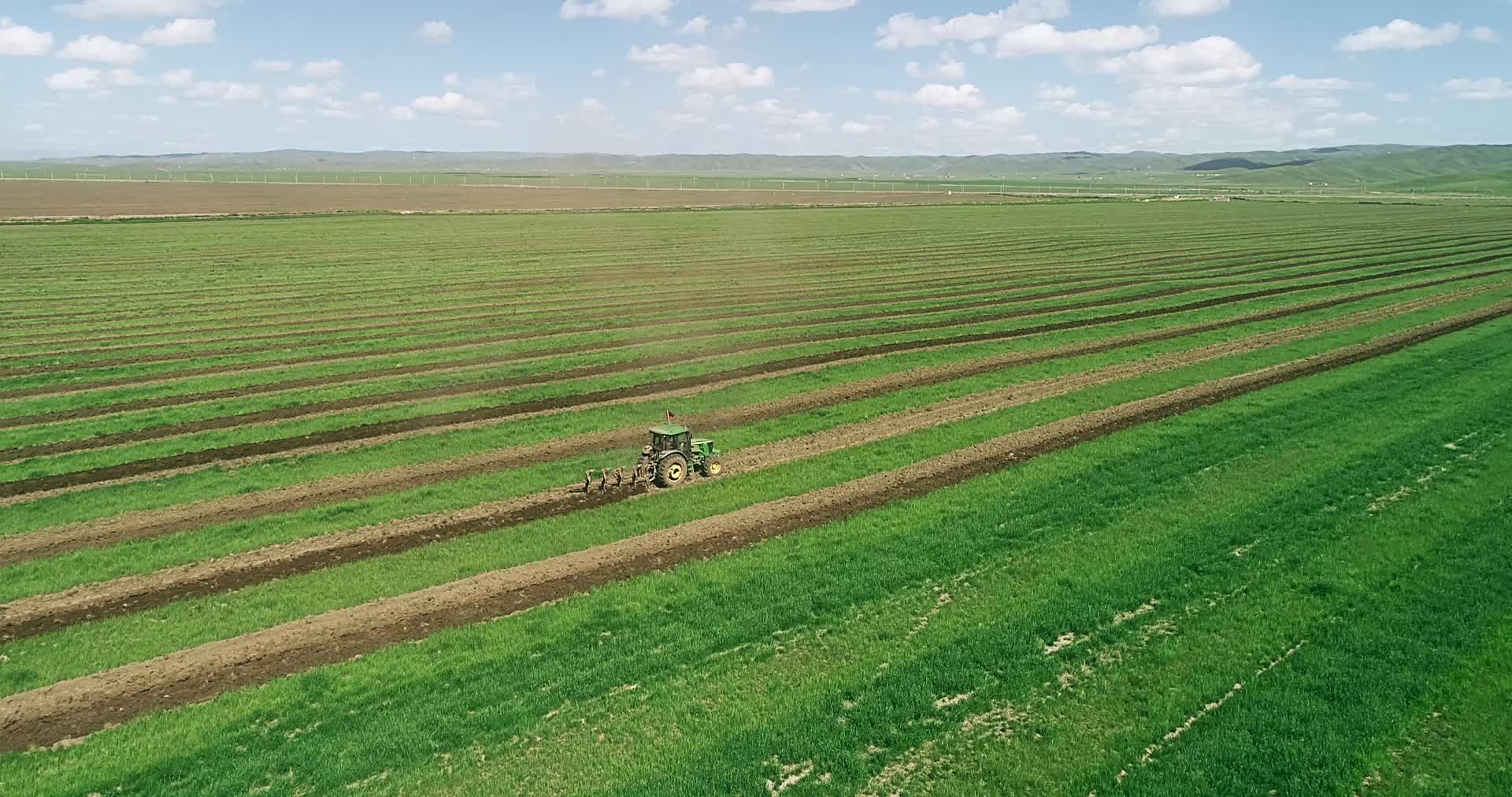 草原机械化耕作种草视频的预览图