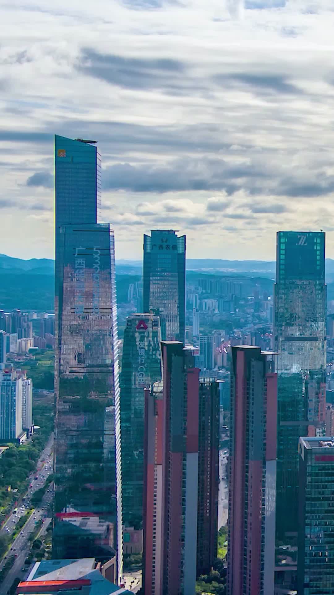 航拍南宁城市天际线视频的预览图