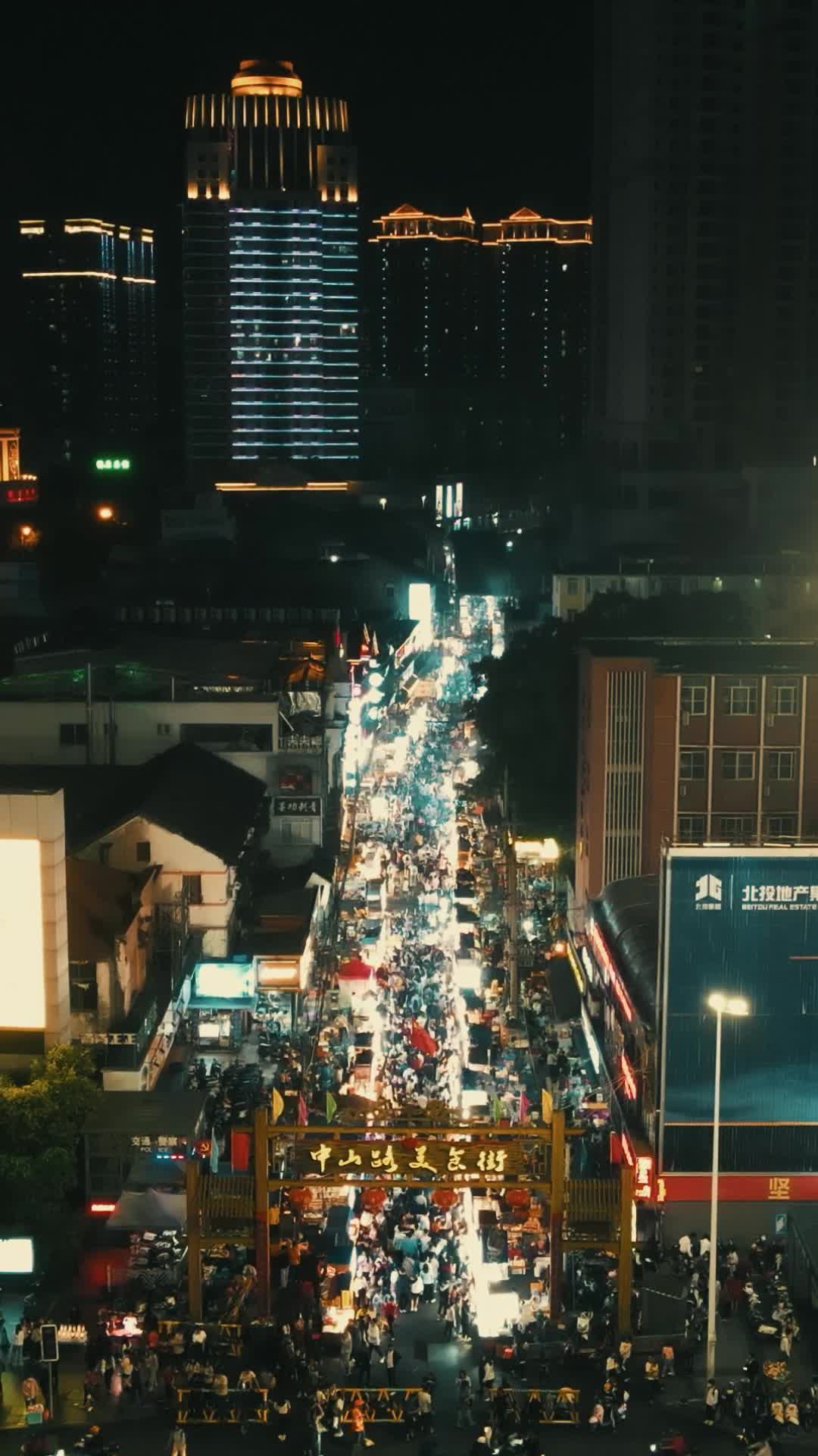 广西南宁中山路美食街夜景人流视频的预览图
