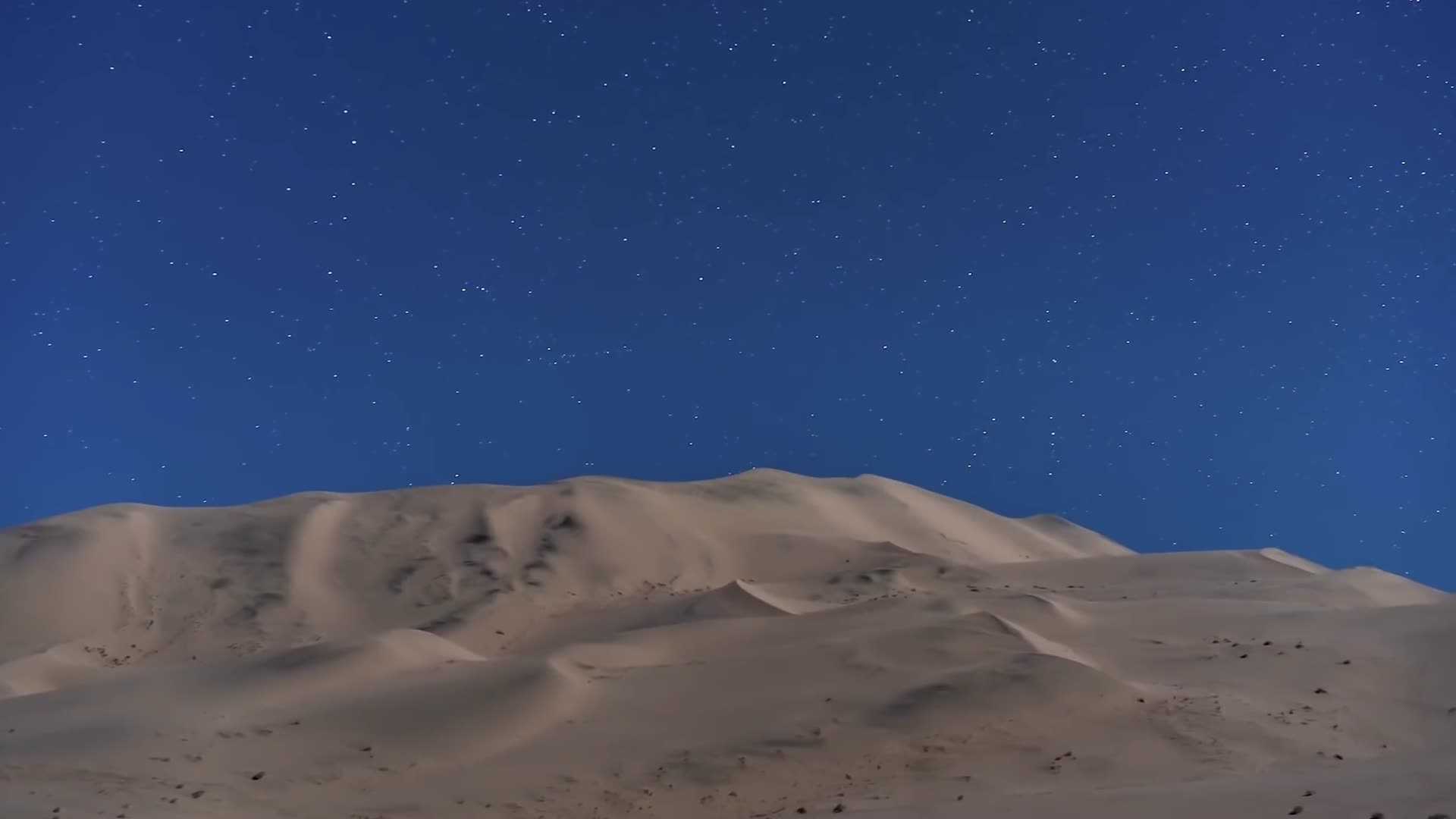 沙漠夜晚星空延时视频的预览图