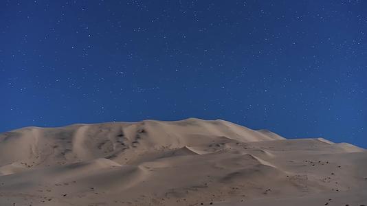 沙漠夜晚星空延时视频的预览图