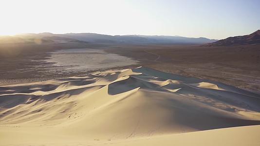 夏日沙漠航拍视频的预览图