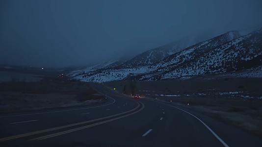 夜晚大雪开车行驶视频的预览图