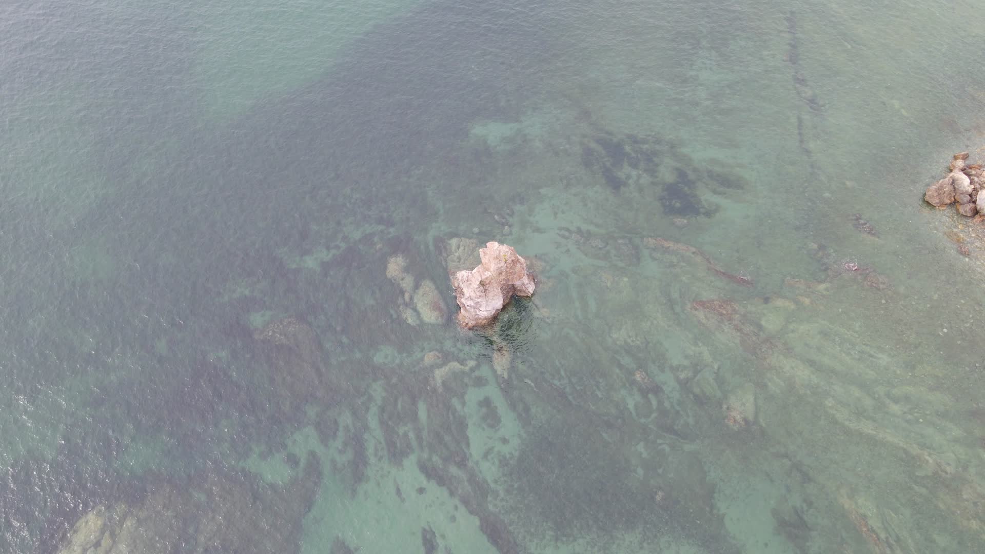 航拍蓝色大海自然风光视频的预览图