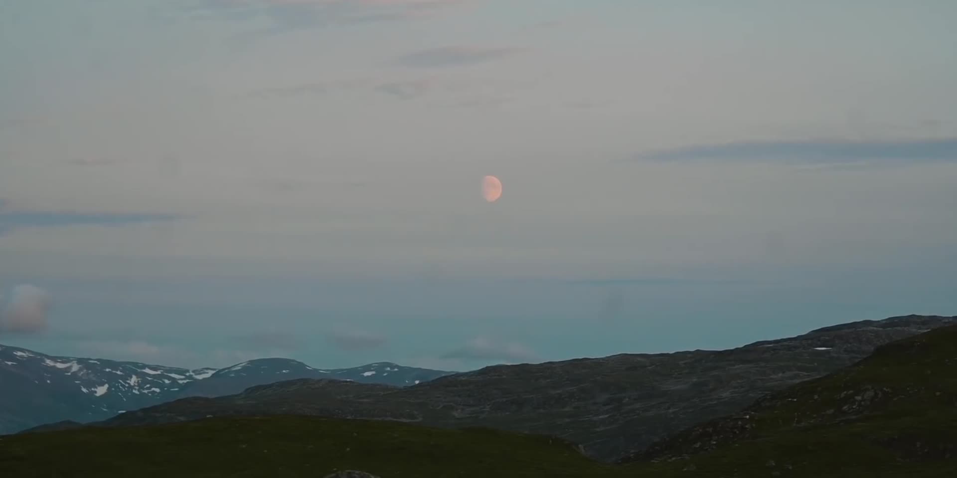 傍晚月亮延时视频的预览图