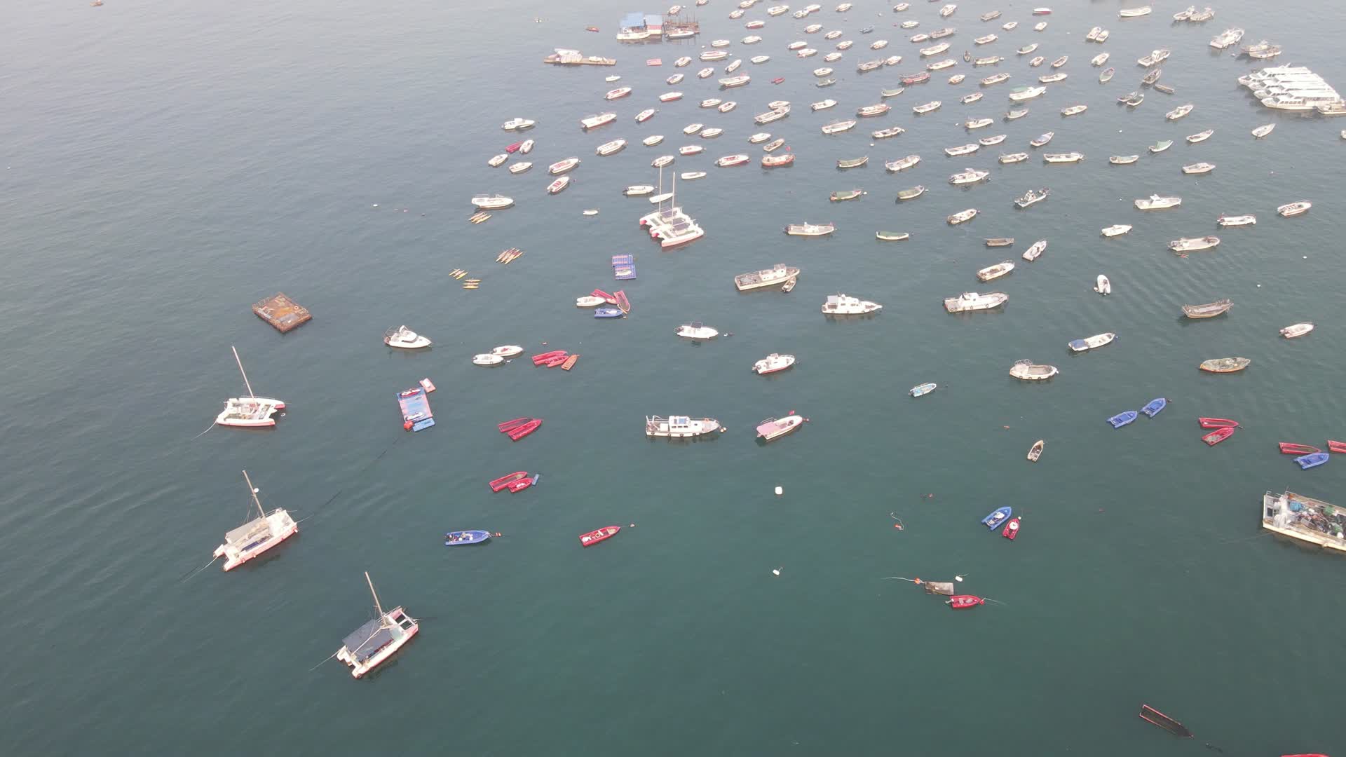 航拍蓝色大海自然风光视频的预览图