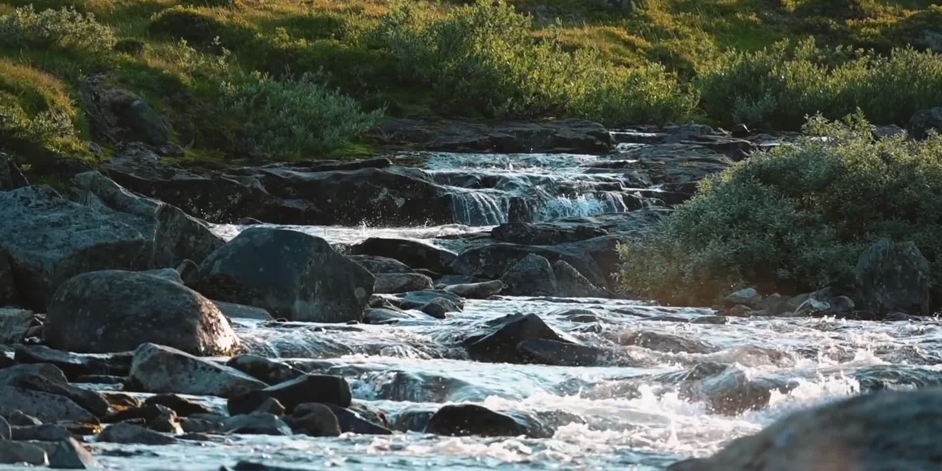 夏季河水升格慢动作视频的预览图