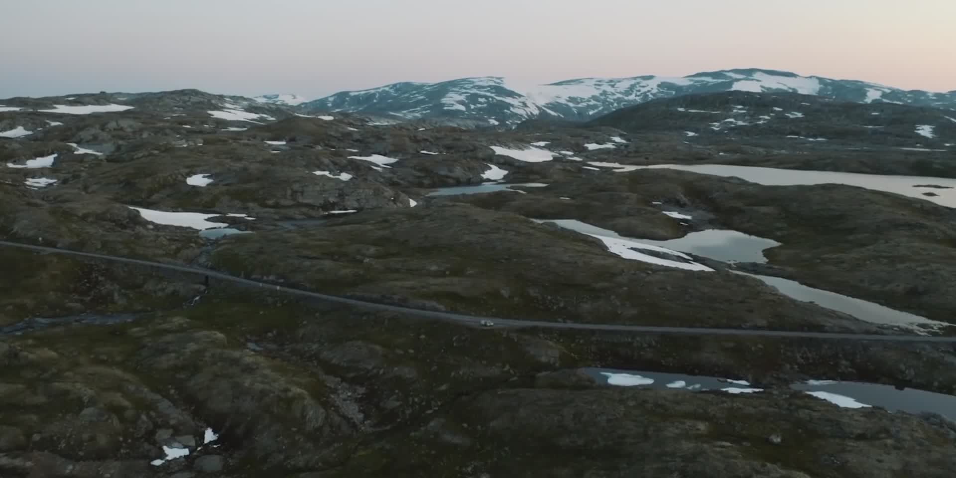 冬季雪山湖水冰原航拍视频的预览图
