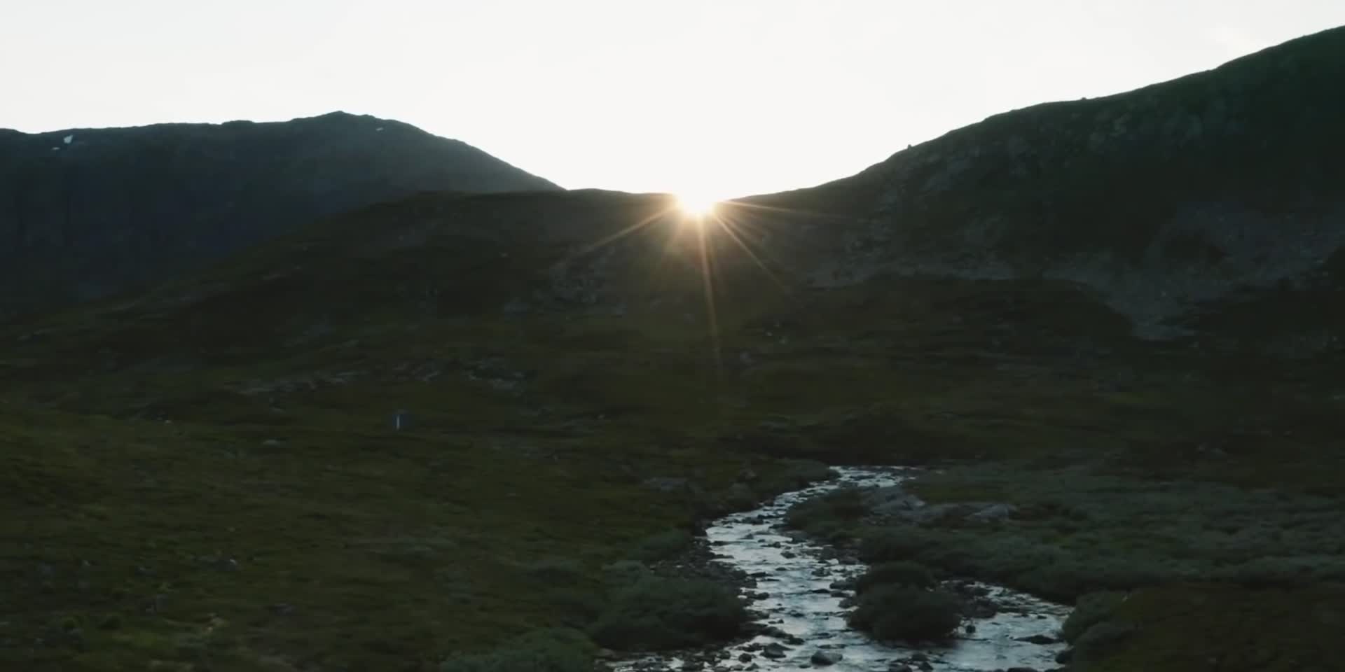 傍晚高原山谷日落航拍视频的预览图