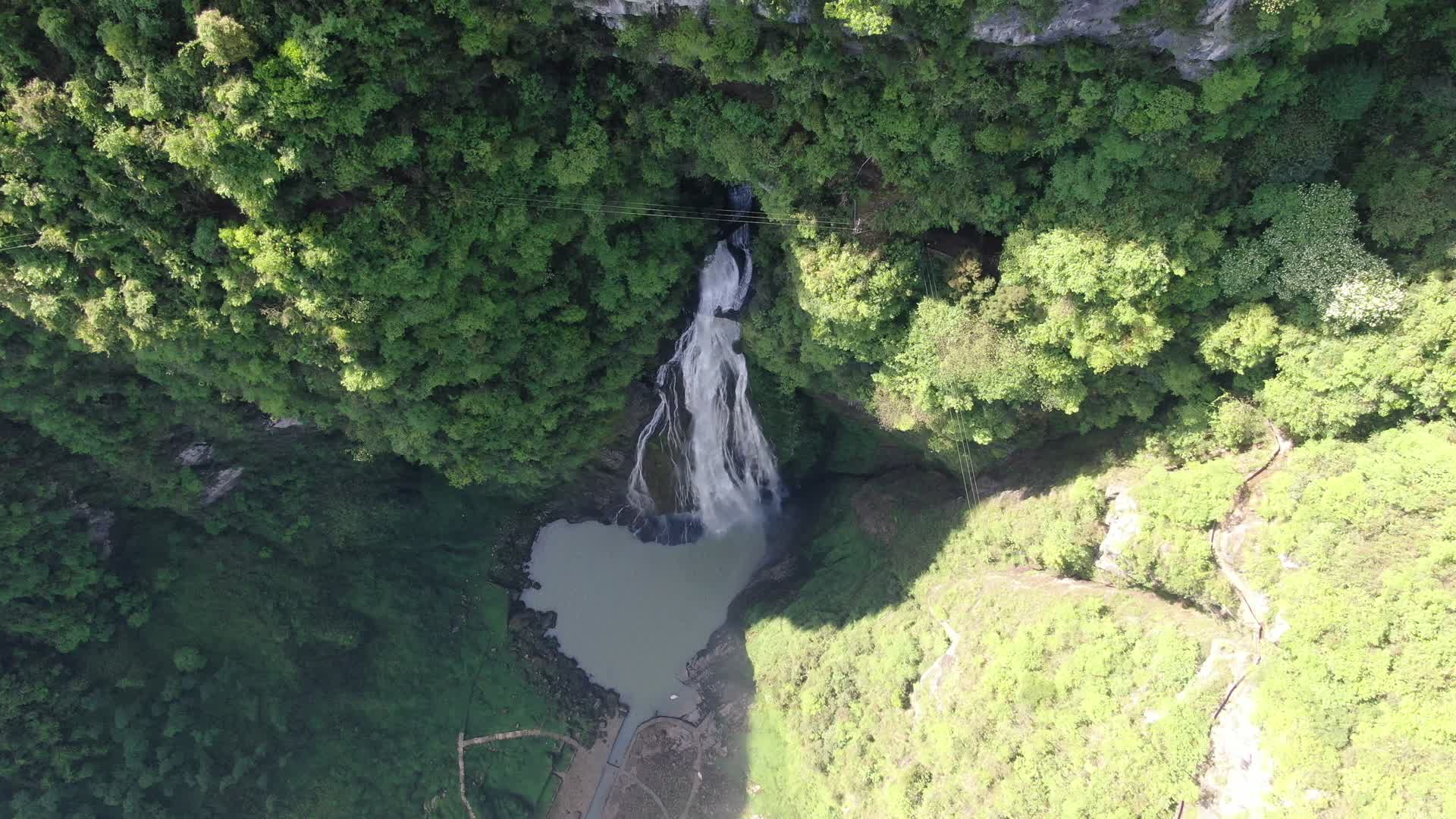 航拍大自然悬崖瀑布流水视频的预览图