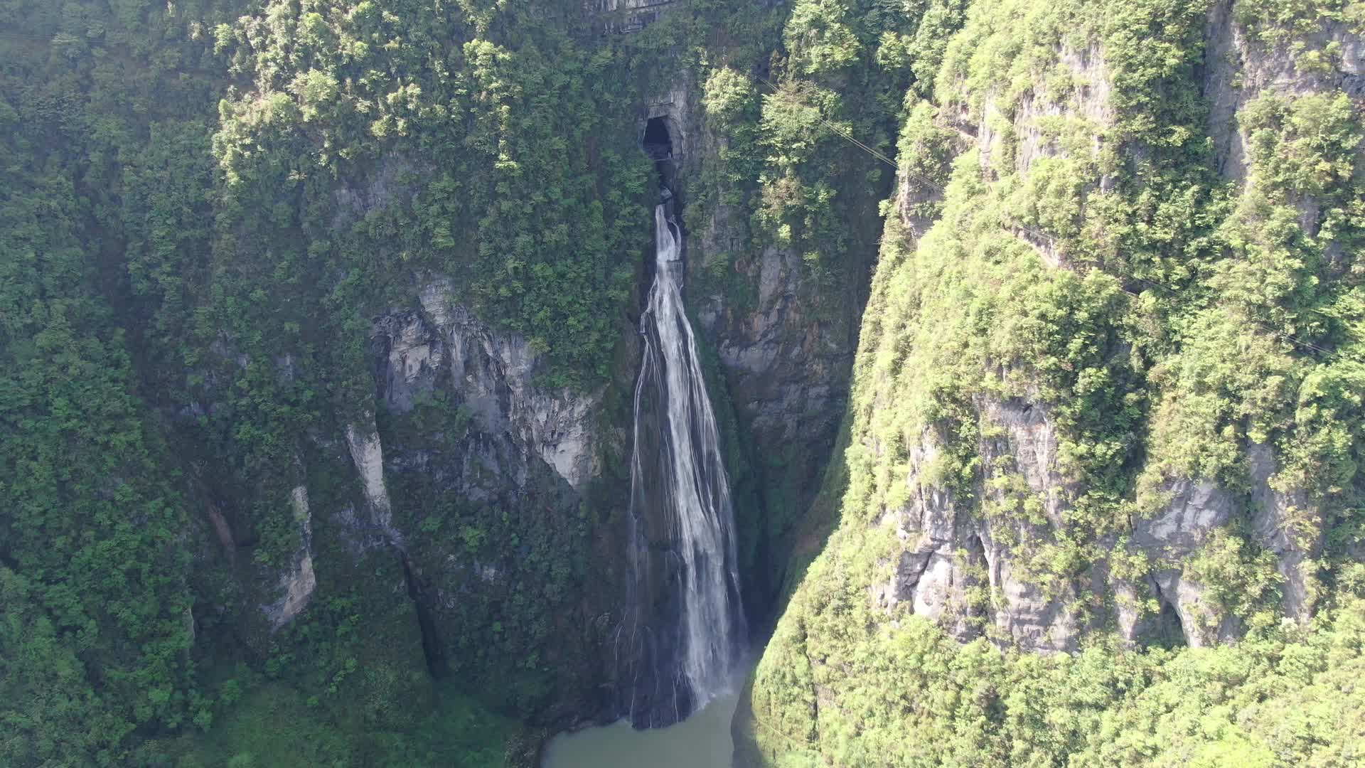 航拍大自然瀑布流水视频的预览图