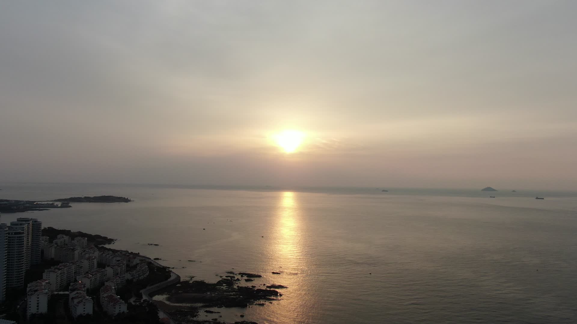 航拍海上日出彩霞视频的预览图