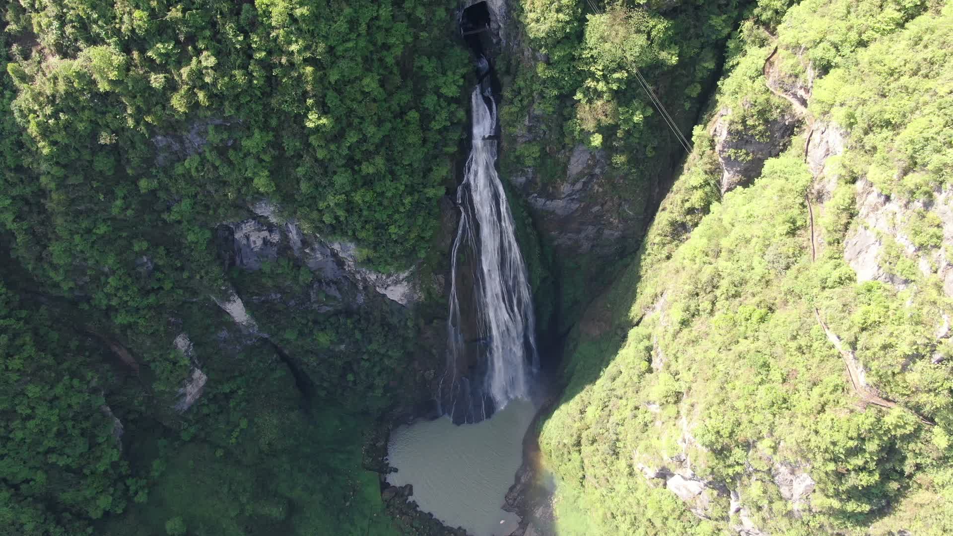 航拍大自然悬崖瀑布流水视频的预览图