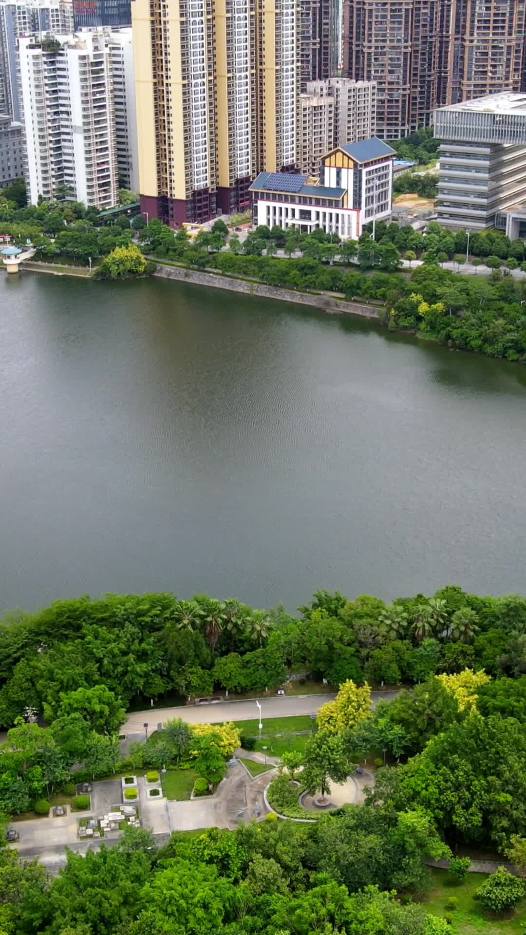 航拍广西南宁青秀湖视频的预览图