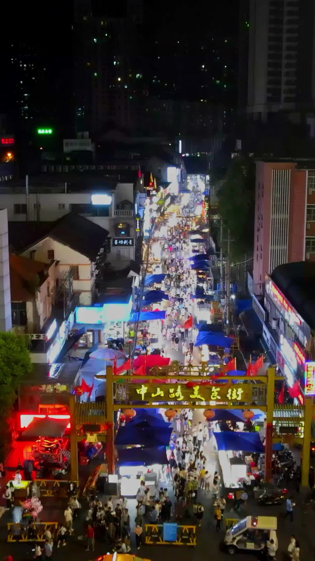航拍广西南宁中山路美食街视频的预览图